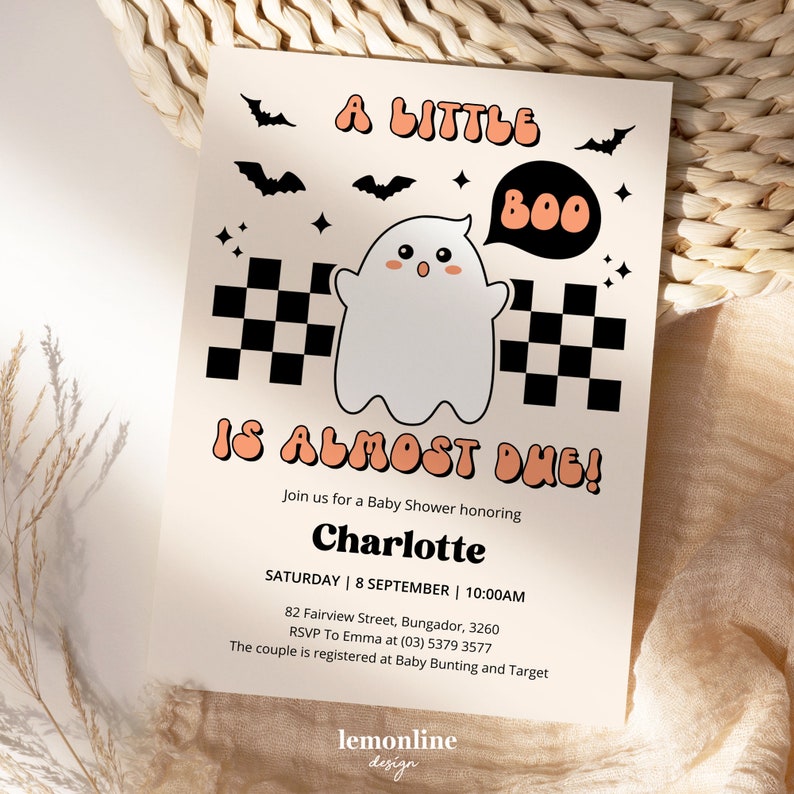 Peut inclure: Une invitation &agrave; une f&ecirc;te pr&eacute;natale sur le th&egrave;me d'Halloween avec une illustration mignonne de fant&ocirc;me. L'invitation indique "A Little Boo is Almost Due!" et comprend le nom Charlotte, la date, l'heure et le lieu.