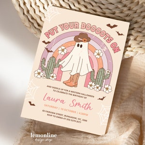 K&ouml;nnte beinhalten: Eine rosa und lilafarbene Einladung mit einem Geist, der einen Cowboyhut und Stiefel tr&auml;gt. Der Text lautet "Put Your Booots On" und "And saddle up for a Western Halloween to celebrate the birthday of Laura Smith".