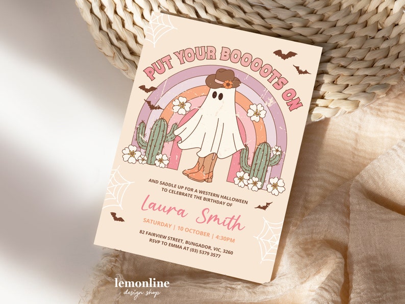 K&ouml;nnte beinhalten: Eine rosa und lilafarbene Einladung mit einem Geist, der einen Cowboyhut und Stiefel tr&auml;gt. Der Text lautet "Put Your Booots On" und "And saddle up for a Western Halloween to celebrate the birthday of Laura Smith".