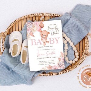 Puede incluir: Una invitaci&oacute;n de baby shower rosa y marr&oacute;n con una linda ilustraci&oacute;n de un osito de peluche. El texto dice "We can Bearly Wait Ayla is on her way!" e incluye el nombre "Laura Smith" y la fecha "Saturday 18 March | 2:00PM".