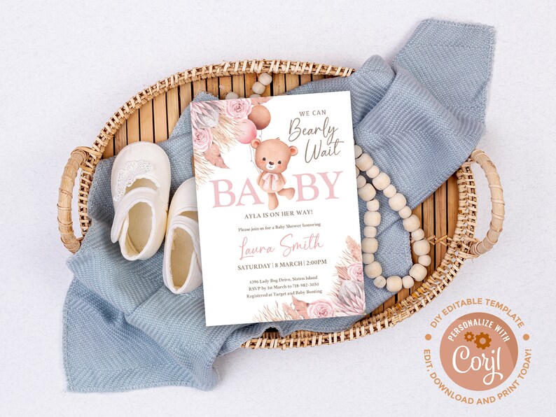 Puede incluir: Una invitaci&oacute;n de baby shower rosa y marr&oacute;n con una linda ilustraci&oacute;n de un osito de peluche. El texto dice "We can Bearly Wait Ayla is on her way!" e incluye el nombre "Laura Smith" y la fecha "Saturday 18 March | 2:00PM".