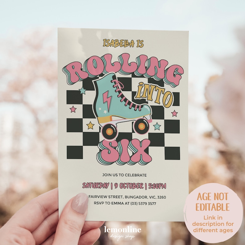 Op de afbeelding: Een kleurrijke uitnodiging voor een verjaardagsfeest met de tekst "Isabella is Rolling into Six" in een retro lettertype. De uitnodiging toont een cartoon-rolschaats met een bliksem erop, tegen een zwart-wit geblokte achtergrond.