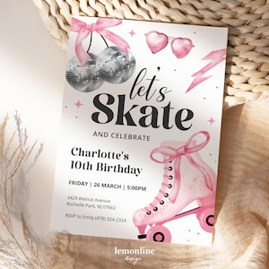 Może przedstawiać: Różowe i białe zaproszenie na urodziny z tekstem "let's skate" i "Charlotte's 10th Birthday". Zaproszenie przedstawia różowe rolki z białą kokardką, srebrne kule dyskotekowe i różowe okulary przeciwsłoneczne w kształcie serca.