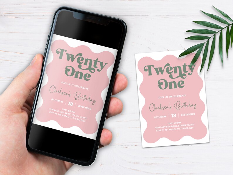 K&ouml;nnte beinhalten: Rosa-wei&szlig;e Geburtstagseinladung mit dem Text "Twenty One" in einer Retro-Schriftart. Die Einladung ist f&uuml;r Chelseas Geburtstag am 18. September. Die Einladung enth&auml;lt die Uhrzeit, den Ort und die RSVP-Informationen.