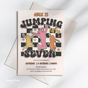 Op de afbeelding: Een uitnodiging voor een feestje met de tekst "Alice is Jumping Into Seven". Het ontwerp toont drie springende figuren in geel, roze en oranje, tegen een geblokte achtergrond met sterren. De uitnodiging bevat evenementdetails.
