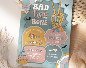 Puede incluir: Una invitación de cumpleaños de estilo retro con el texto "Bad Two the Bone". La invitación presenta una mano de esqueleto haciendo el signo de la paz, flores, calabazas y murciélagos. La invitación es para el segundo cumpleaños de Alice, con la fecha, hora e información de RSVP.
