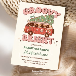 K&ouml;nnte beinhalten: Eine groovige und helle Weihnachtsfeier-Einladung mit einer Retro-Illustration eines Vans, der mit Blumen und einem Weihnachtsbaum auf dem Dach geschm&uuml;ckt ist. Der Text lautet "Groovy and Bright" mit einem Sternburst-Design. Die Einladung enth&auml;lt Details zur Party, einschlie&szlig;lich Datum, Uhrzeit und Ort.