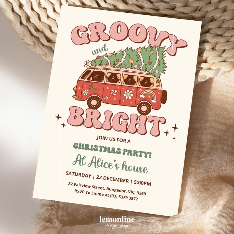 K&ouml;nnte beinhalten: Eine groovige und helle Weihnachtsfeier-Einladung mit einer Retro-Illustration eines Vans, der mit Blumen und einem Weihnachtsbaum auf dem Dach geschm&uuml;ckt ist. Der Text lautet "Groovy and Bright" mit einem Sternburst-Design. Die Einladung enth&auml;lt Details zur Party, einschlie&szlig;lich Datum, Uhrzeit und Ort.