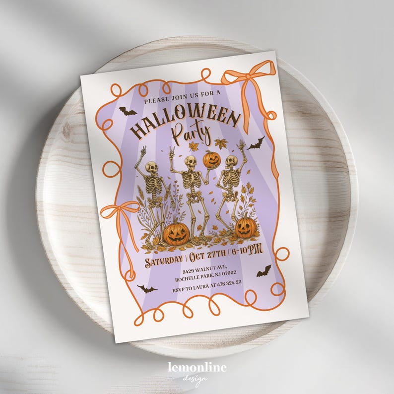 K&ouml;nnte beinhalten: Halloween-Party-Einladung mit Skeletten, K&uuml;rbissen und Flederm&auml;usen. Die Einladung hat ein lila-orangenes Farbschema mit dem Text "Halloween Party". Datum und Uhrzeit sind angegeben.
