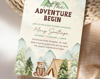 Op de afbeelding: Een babyborrel uitnodiging met een aquarel illustratie van bergen, een tent en een beer. De tekst luidt "Let the Adventure Begin" en bevat de naam "Mary Santiago" en de datum "Zaterdag 15 januari, 14:00 uur".