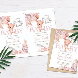 Puede incluir: Una invitaci&oacute;n de baby shower rosa y marr&oacute;n con un lindo osito de peluche sosteniendo un globo rosa. La invitaci&oacute;n dice "We can barely wait" y "Baby" en letras rosas. El texto tambi&eacute;n incluye el nombre del beb&eacute;, "Ayla", la fecha y hora de la ducha, y el nombre de la anfitriona, "Laura Smith".