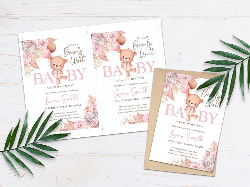 Puede incluir: Una invitaci&oacute;n de baby shower rosa y marr&oacute;n con un lindo osito de peluche sosteniendo un globo rosa. La invitaci&oacute;n dice "We can barely wait" y "Baby" en letras rosas. El texto tambi&eacute;n incluye el nombre del beb&eacute;, "Ayla", la fecha y hora de la ducha, y el nombre de la anfitriona, "Laura Smith".