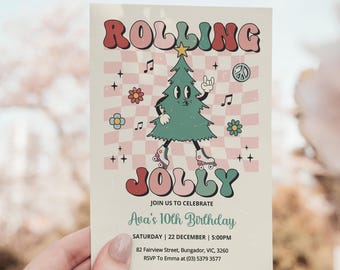 Könnte beinhalten: Ein rosa-weiß kariertes Hintergrundbild mit einem grünen Weihnachtsbaum, der Rollschuhe trägt. Der Baum hat ein Gesicht und hält ein Peace-Zeichen. Der Text "ROLLING JOLLY" ist in einer Retro-Schriftart. Der Text "Join us to celebrate Ava's 10th Birthday" befindet sich unter dem Bild. Der Text "Saturday | 22 December | 5:00PM" befindet sich unter dem Text "Ava's 10th Birthday". Der Text "82 Fairview Street, Bungador, VIC, 3260" befindet sich unter dem Datum und der Uhrzeit. Der Text "RSVP To Emma at (03) 5379 3577" befindet sich unter der Adresse. Der Text "lemonline design" befindet sich am unteren Rand der Einladung.