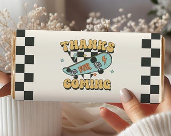 Könnte beinhalten: Eine weiße Schokoladentafel mit einem karierten Rand und einer Retro-Grafik eines Skateboards mit dem Text "Danke fürs Kommen".