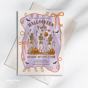 K&ouml;nnte beinhalten: Halloween-Party-Einladung mit Skeletten, K&uuml;rbissen und Flederm&auml;usen. Die Einladung hat einen lila Hintergrund mit orangefarbenen Akzenten und dem Text "Please join us for a Halloween Party". Datum und Uhrzeit sind ebenfalls angegeben.