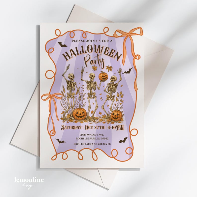 K&ouml;nnte beinhalten: Halloween-Party-Einladung mit Skeletten, K&uuml;rbissen und Flederm&auml;usen. Die Einladung hat einen lila Hintergrund mit orangefarbenen Akzenten und dem Text "Please join us for a Halloween Party". Datum und Uhrzeit sind ebenfalls angegeben.