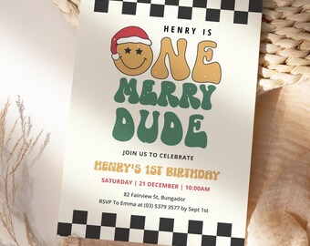 Könnte beinhalten: Eine Geburtstagseinladung im Retro-Stil mit einem grünen und gelben Smiley, der einen Weihnachtsmann-Hut trägt. Der Text lautet "Henry is One Merry Dude" und enthält Details für eine Party am 21. Dezember.