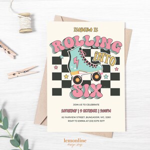 Op de afbeelding: Een retro-stijl verjaardagsuitnodiging met een kleurrijke rolstoelfiguur. De tekst luidt "Isabella is Rolling into Six" met een geruite achtergrond. De uitnodiging bevat de datum, tijd en locatie van het feest.