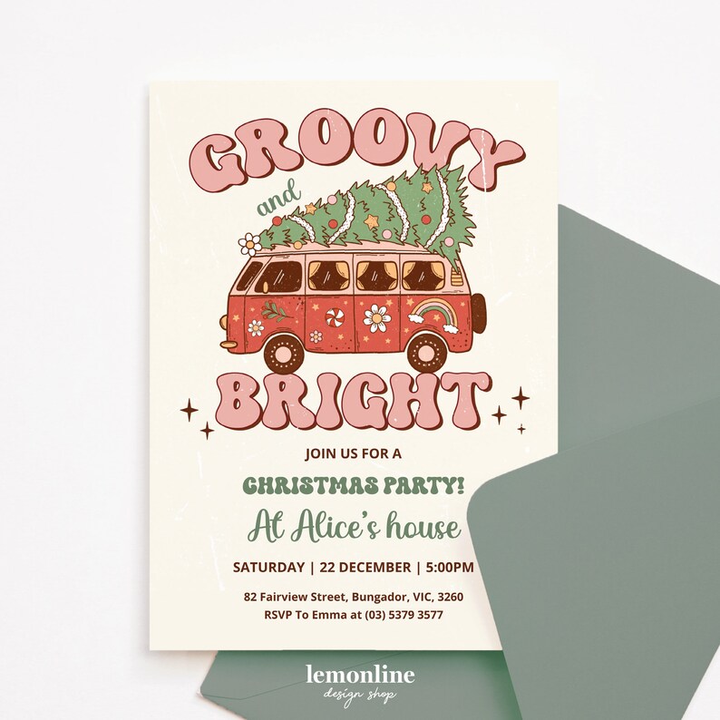 K&ouml;nnte beinhalten: Eine Weihnachtsfeier-Einladung im Retro-Stil mit einem groovigen und hellen Thema. Die Einladung zeigt einen roten Vintage-Van mit einem Weihnachtsbaum auf dem Dach, umgeben von bunten Blumen und einem Regenbogen. Der Text lautet "Groovy and Bright" in rosa Buchstaben mit einer festlichen Schriftart. Die Einladung enth&auml;lt auch die Details der Party, einschlie&szlig;lich Datum, Uhrzeit und Ort.
