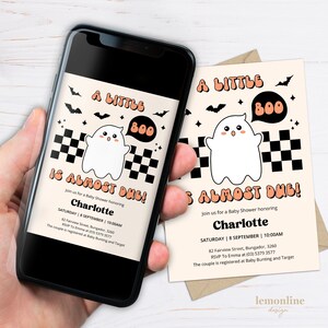 Peut inclure: Une invitation de f&ecirc;te pr&eacute;natale sur le th&egrave;me d'Halloween avec une illustration mignonne de fant&ocirc;me. L'invitation indique "A Little Boo Is Almost Due!" et comprend le nom Charlotte, la date, l'heure et les informations RSVP.