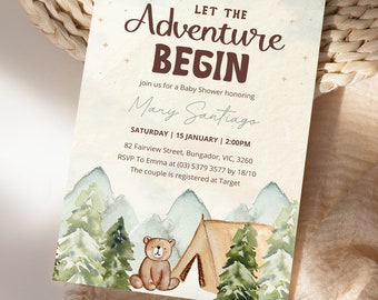 Op de afbeelding: Een babyshower-uitnodiging met een aquarel-illustratie van een bruine beer die voor een beige tent zit. De tekst op de uitnodiging luidt "Let the Adventure Begin" en "Mary Santiago".