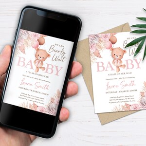 Puede incluir: Una invitaci&oacute;n de baby shower rosa y blanca con un osito de peluche sosteniendo globos. La invitaci&oacute;n dice "We can Bearly Wait Baby" y "Ayla is on her way!" con una fecha y hora para la ducha.