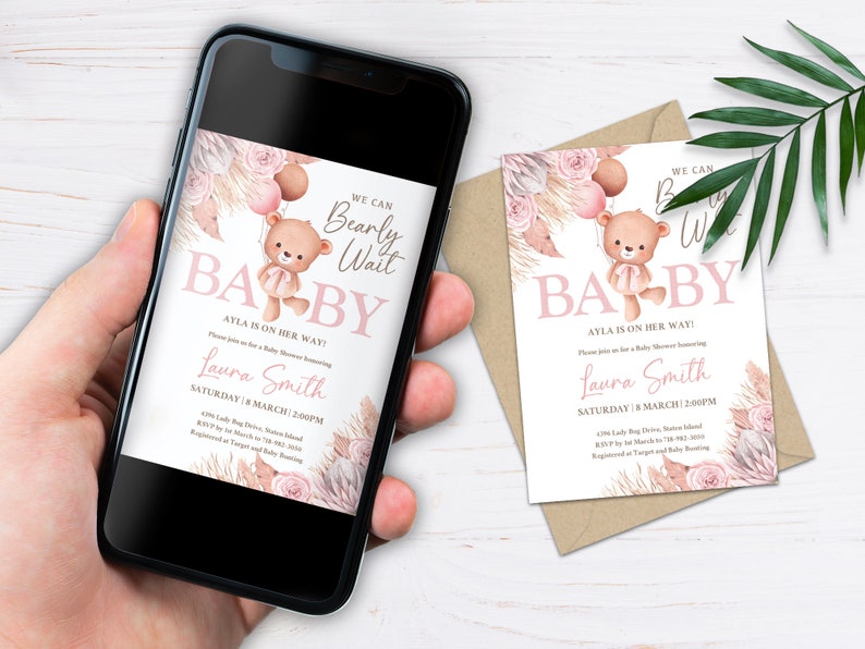 Puede incluir: Una invitaci&oacute;n de baby shower rosa y blanca con un osito de peluche sosteniendo globos. La invitaci&oacute;n dice "We can Bearly Wait Baby" y "Ayla is on her way!" con una fecha y hora para la ducha.