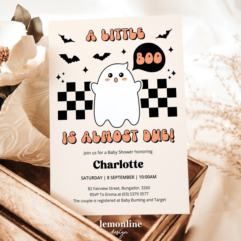 Peut inclure: Une invitation de f&ecirc;te pr&eacute;natale de couleur p&ecirc;che avec un fant&ocirc;me de dessin anim&eacute; et le texte "A Little Boo Is Almost Due!"  Rejoignez-nous pour une f&ecirc;te pr&eacute;natale en l'honneur de Charlotte. Samedi 8 septembre, 10h00. 82 Fairview Street, Bungador, 3260. RSVP &agrave; Emma au (03) 5379 3577. Le couple est enregistr&eacute; chez Baby Bunting et Target. lemonline design.