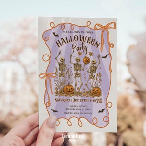 K&ouml;nnte beinhalten: Halloween-Party-Einladung mit tanzenden Skeletten, K&uuml;rbissen und Flederm&auml;usen. Die Einladung ist mit orangefarbenen Wirbeln und Schleifen umrahmt und enth&auml;lt Datum, Uhrzeit und Ort. Der Text lautet "Please join us for a Halloween Party."