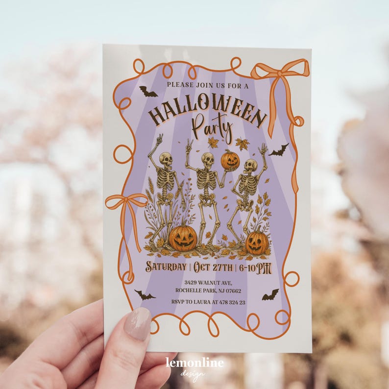 K&ouml;nnte beinhalten: Halloween-Party-Einladung mit tanzenden Skeletten, K&uuml;rbissen und Flederm&auml;usen. Die Einladung ist mit orangefarbenen Wirbeln und Schleifen umrahmt und enth&auml;lt Datum, Uhrzeit und Ort. Der Text lautet "Please join us for a Halloween Party."