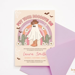 K&ouml;nnte beinhalten: Eine rosa und lilafarbene Einladung mit einem Cartoon-Geist, der einen Cowboyhut und Stiefel tr&auml;gt. Der Text lautet "Put Your Booots On" und "And saddle up for a Western Halloween to celebrate the birthday of Laura Smith".