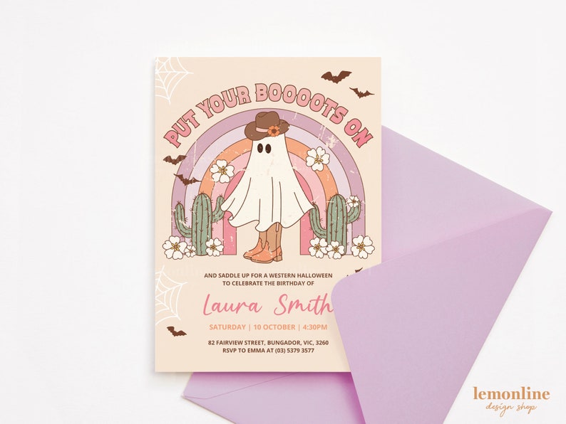 K&ouml;nnte beinhalten: Eine rosa und lilafarbene Einladung mit einem Cartoon-Geist, der einen Cowboyhut und Stiefel tr&auml;gt. Der Text lautet "Put Your Booots On" und "And saddle up for a Western Halloween to celebrate the birthday of Laura Smith".