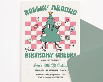 Könnte beinhalten: Eine Geburtstagseinladung im Retro-Stil mit einem grünen Weihnachtsbaum auf Rollschuhen und dem Text "Rollin' Around for a Birthday Cheer!"  Feiert mit uns Avas 10. Geburtstag. Samstag, 22. Dezember um 17:00 Uhr. 82 Fairview Street, Bungador, VIC, 3260. RSVP an Emma unter (03) 5379 3577.