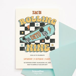 K&ouml;nnte beinhalten: Eine Geburtstagseinladung im Retro-Stil f&uuml;r einen Jungen, der neun Jahre alt wird. Die Einladung zeigt ein Comic-Skateboard mit einem Blitz-Motiv, einen karierten Hintergrund und den Text "Zac is Rolling into Nine". Die Einladung enth&auml;lt auch das Datum und die Uhrzeit der Party, die Adresse und die RSVP-Informationen.