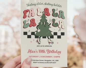 Könnte beinhalten: Eine Einladung zu Alices 10. Geburtstagsfeier. Die Einladung zeigt einen Cartoon-Weihnachtsbaum auf Rollschuhen mit dem Text "Skating older, skating bolder" und "Fa La La La La". Die Party findet am 8. Dezember um 17:00 Uhr statt.