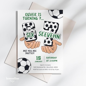 以下が含まれることがあります： サッカーをテーマにした白い招待状。カードには「オリバーは7歳になります...」と「そしてあなたを招待します！」というテキストが記載されています。「6」と「7」の数字はサッカーボールとしてデザインされています。イベントの日時も含まれています。