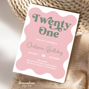 K&ouml;nnte beinhalten: Eine rosafarbene und wei&szlig;e Geburtstagseinladung mit dem Text "Twenty One" in gr&uuml;ner Schrift. Die Einladung ist f&uuml;r Chelseas Geburtstag am Samstag, den 18. September um 17:00 Uhr. Die Adresse lautet 4396 Lady Bug Drive, Staten Island. RSVP bis zum 1. M&auml;rz an 718-982-3050.
