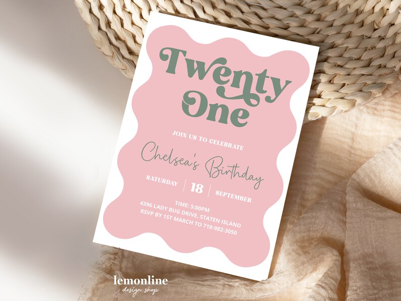 K&ouml;nnte beinhalten: Eine rosafarbene und wei&szlig;e Geburtstagseinladung mit dem Text "Twenty One" in gr&uuml;ner Schrift. Die Einladung ist f&uuml;r Chelseas Geburtstag am Samstag, den 18. September um 17:00 Uhr. Die Adresse lautet 4396 Lady Bug Drive, Staten Island. RSVP bis zum 1. M&auml;rz an 718-982-3050.