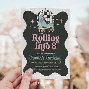 Könnte beinhalten: Eine schwarz-weiße Einladung mit einem rosa-blauen Rollschuh und einer Discokugel. Der Text lautet "Rolling into 8" und "Camila's Birthday". Die Einladung enthält das Datum, die Uhrzeit und die Adresse der Party.