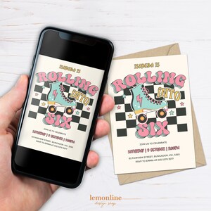 Op de afbeelding: Een verjaardagsuitnodiging met een retro-rolschaatsontwerp. De uitnodiging is voor Isabella's 6e verjaardag en zegt "Rolling into Six". De uitnodiging is roze, blauw en geel met een zwart-wit geruite achtergrond.