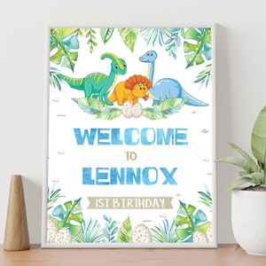 Cartello di benvenuto dei dinosauri EDITABLE, festa di compleanno dei dinosauri di un anno, compleanno dei dinosauri, cartello di compleanno dei dinosauri, cartello dei dinosauri, Dino, DINO1