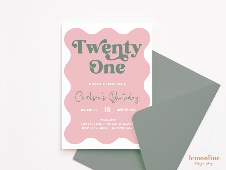 K&ouml;nnte beinhalten: Eine rosa und wei&szlig;e Einladung mit gr&uuml;nem und wei&szlig;em Text&uuml;berlagerung. Der Text lautet "Twenty One" und "Chelsea's Birthday". Die Einladung enth&auml;lt das Datum, die Uhrzeit und den Ort der Veranstaltung.