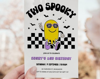 Puede incluir: Una invitación colorida para una fiesta de cumpleaños número 2 con un fantasma de dibujos animados que lleva gafas de sol y un fondo a cuadros. El texto dice "Two Spooky Henry's 2nd Birthday Saturday | 9 September | 10:00AM 82 Fairview St, Bungador SVP to Emma at (03) 5379 3577 by Sept 1st lemonline design"