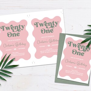 K&ouml;nnte beinhalten: Eine rosa und gr&uuml;ne Einladungskarte mit einem gewellten Rand. Der Text auf der Karte lautet "Twenty One" in einer Retro-Schriftart und "Chelsea's Birthday" in einer kursiven Schriftart. Datum und Uhrzeit der Veranstaltung sind ebenfalls enthalten.