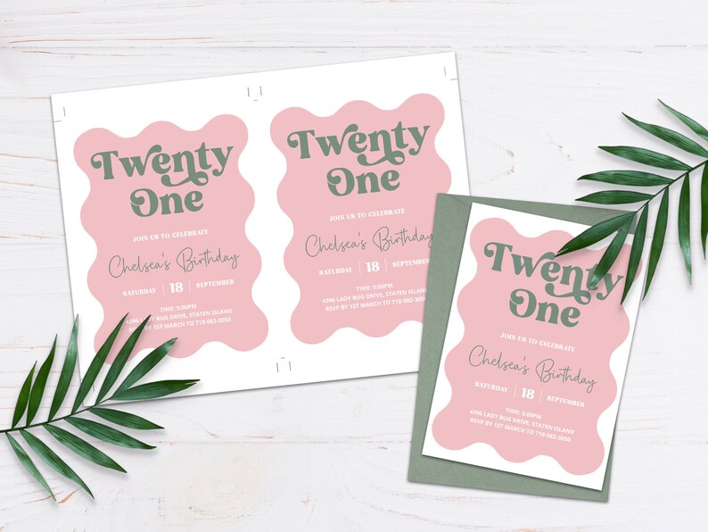 K&ouml;nnte beinhalten: Eine rosa und gr&uuml;ne Einladungskarte mit einem gewellten Rand. Der Text auf der Karte lautet "Twenty One" in einer Retro-Schriftart und "Chelsea's Birthday" in einer kursiven Schriftart. Datum und Uhrzeit der Veranstaltung sind ebenfalls enthalten.
