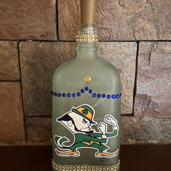 Fait à la main Personnalisé Upcycled « Fighting Irish » Notre Dame College Football Bottle Light Bar Decor Cadeau