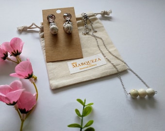 Ketting en oorbellen set - Sieraden zomer - ketting kwastje beige ketting - Beige oorbellen - sieraden set beige - Beige sieraden