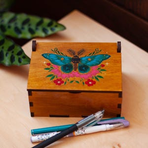 Caja de madera Luna Moth, joyero mediano, caja de recuerdos, almacenamiento de cartas del tarot, joyero artesanal grabado, regalo de bruja, caja de almacenamiento