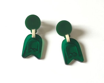 Pendientes acrílicos con flores grabadas • Verde translúcido, plata de ley