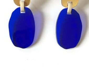 Boucles d'oreilles en acrylique bleu Klein translucide, rose pale et doré • Forme géométrique • Tiges en argent 925 • Cadeau pour elle •